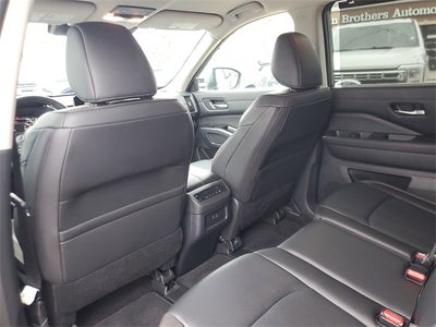 2025 Nissan Pathfinder SL